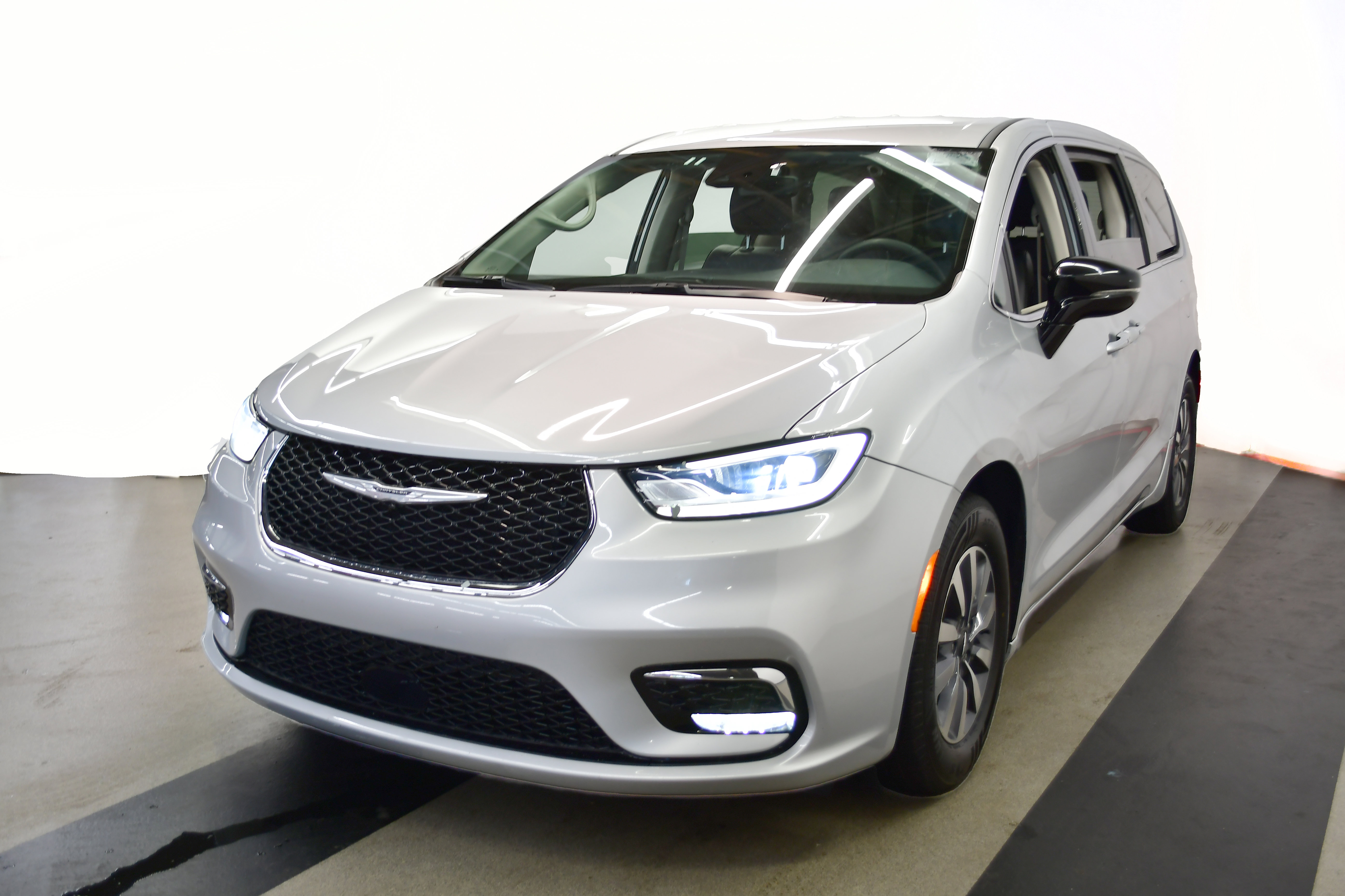Used 2024 Chrysler Pacifica Touring-L FWD image 4