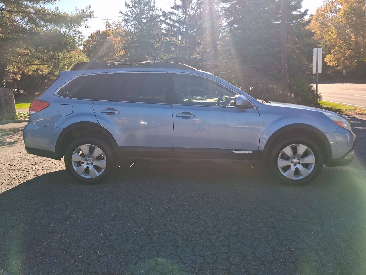 Used 2011 Subaru Outback 2.5i Premium w/ All-Weather Pkg AWD/4WD image 9