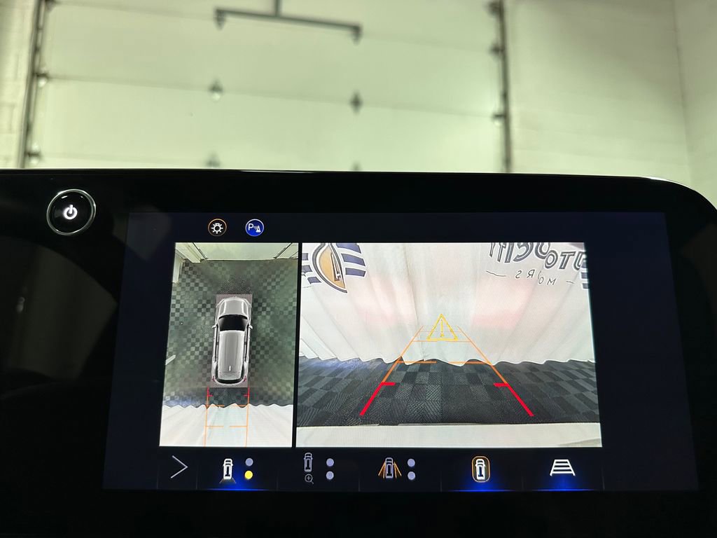 Used 2025 Chevrolet Equinox ACTIV w/ Safety and Technology Package AWD/4WD image 29