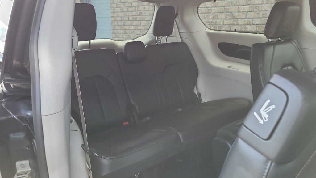 Used 2019 Chrysler Pacifica Touring-L image 24