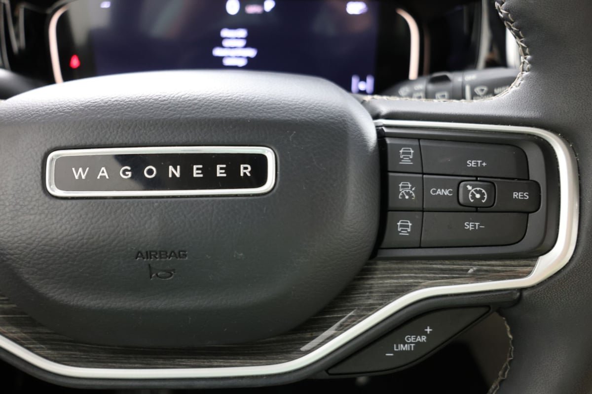 Used 2022 Jeep Wagoneer Series III AWD/4WD image 30