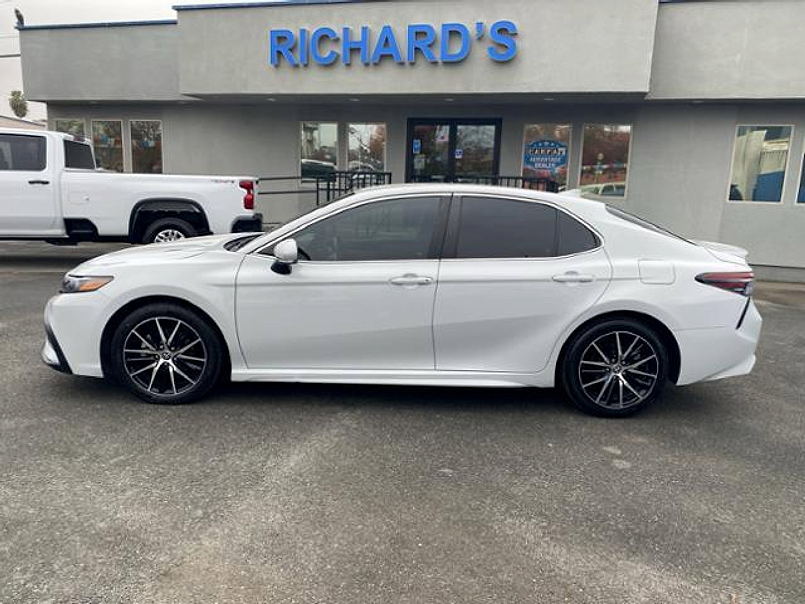 Used 2023 Toyota Camry SE FWD image 4