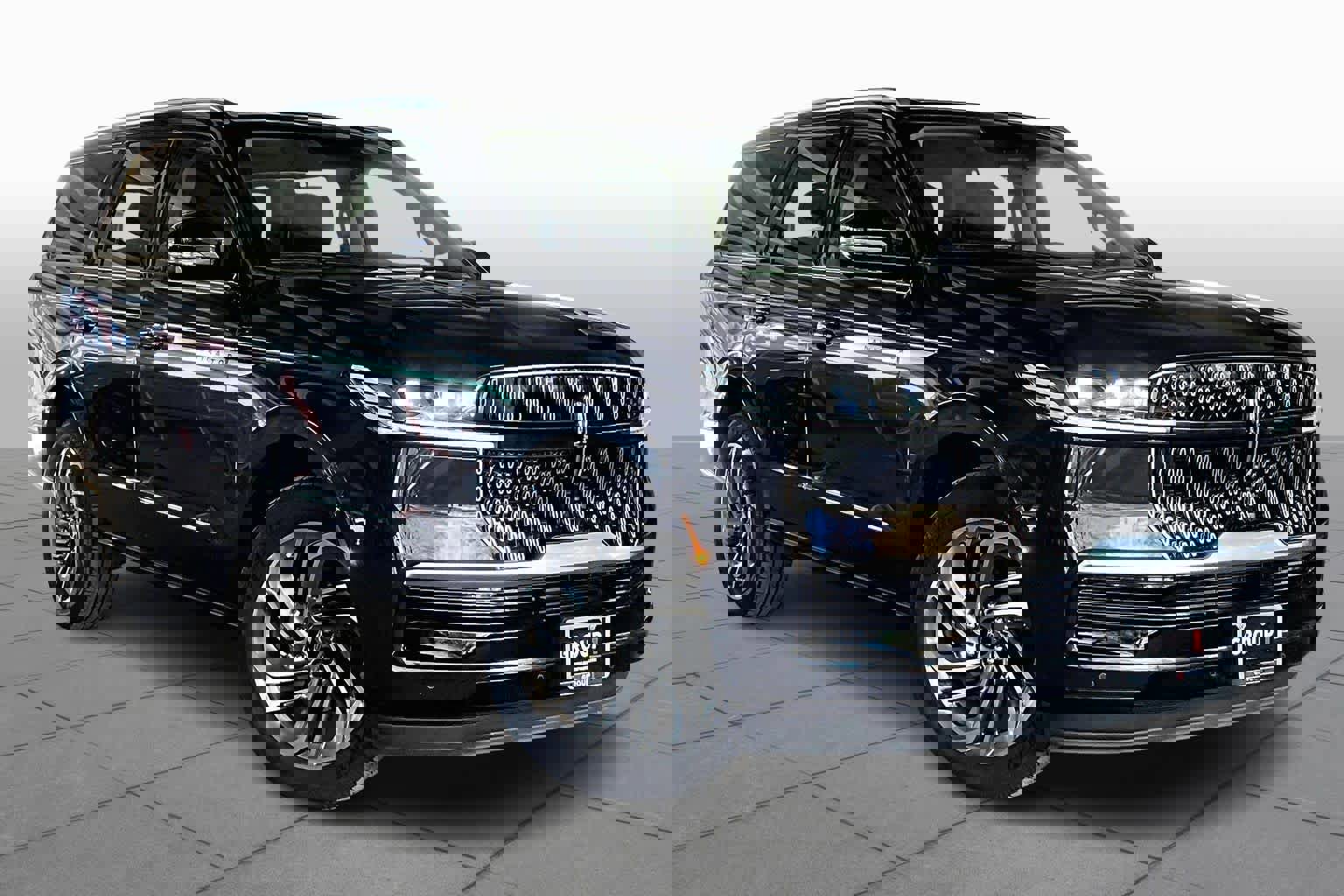 Used 2025 Lincoln Navigator Reserve image 2