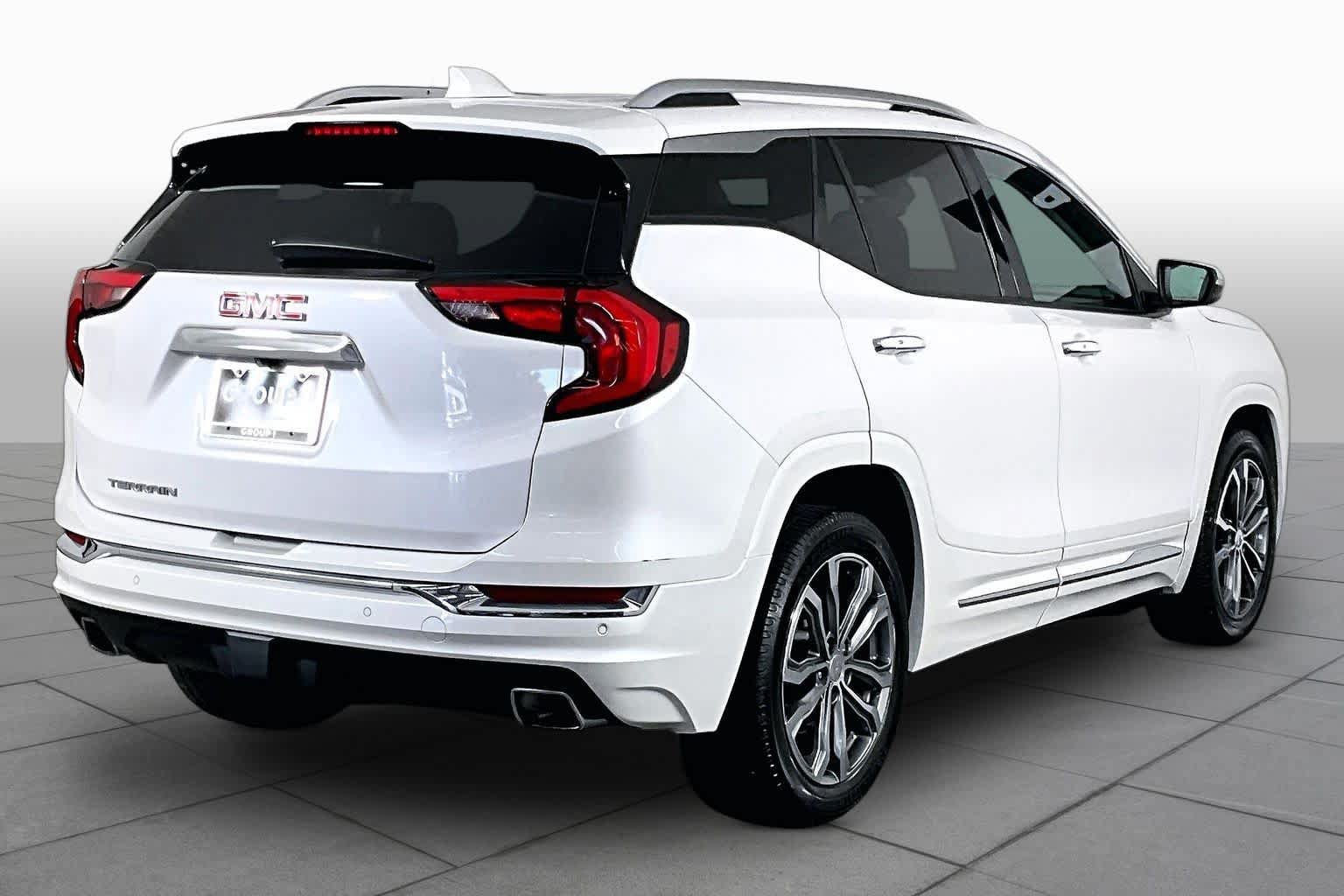 Used 2020 GMC Terrain Denali w/ Denali Premium Package FWD image 12