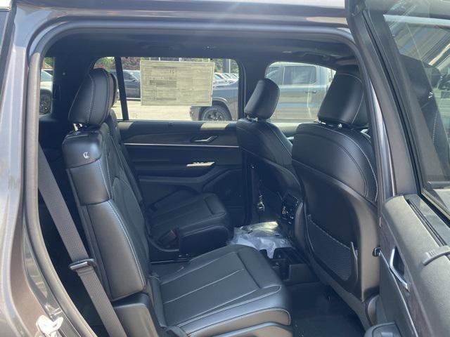Used 2025 Jeep Grand Cherokee L Limited w/ Luxury Tech Group II AWD/4WD image 33