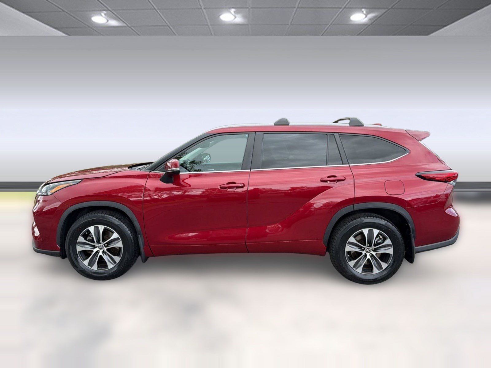 Used 2023 Toyota Highlander XLE FWD image 2