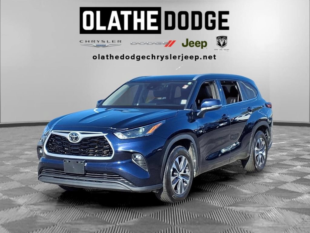 Used 2022 Toyota Highlander XLE FWD image 1