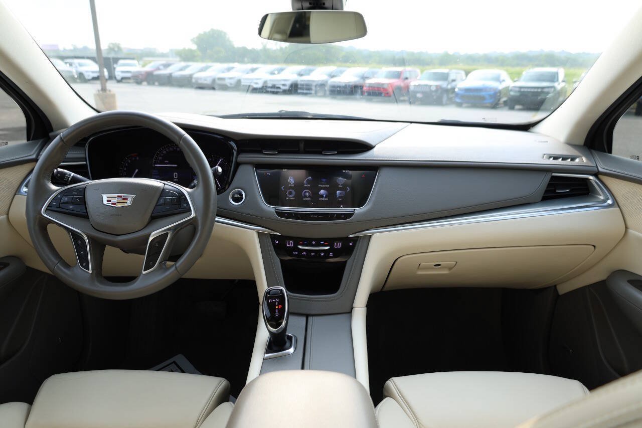 Used 2017 Cadillac XT5 Luxury w/ Driver Awareness Package AWD/4WD image 14