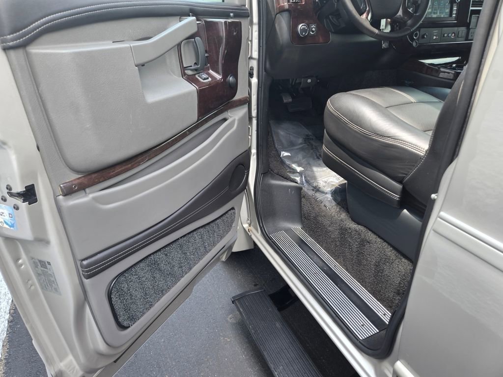 Used 2019 Chevrolet Express 2500 w/ Enhanced Convenience Package image 14