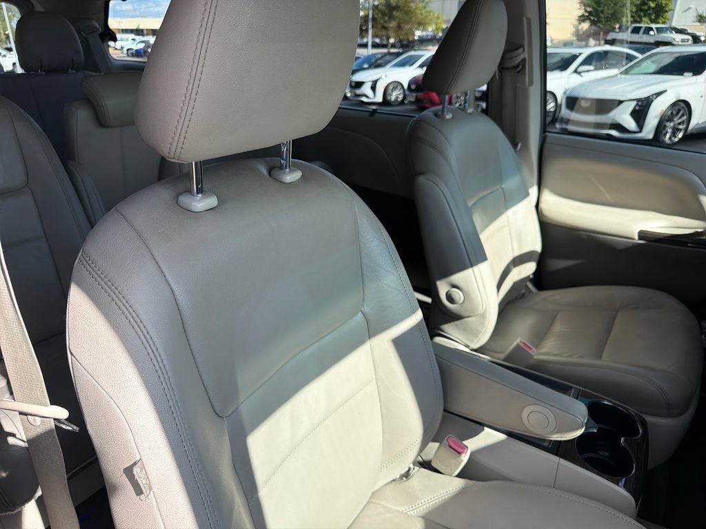 Used 2017 Toyota Sienna XLE w/ XLE Navigation Package FWD image 34