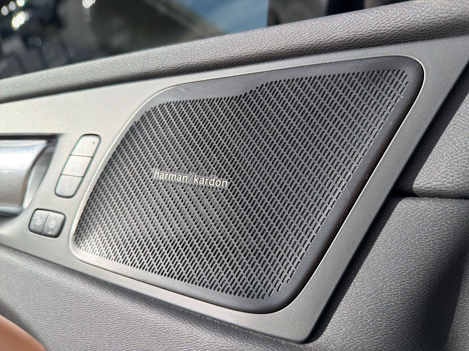 Certified 2025 Volvo XC60 T8 Plus w/ Protection Package Premier image 71