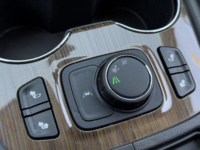 Used 2023 GMC Acadia SLE w/ Driver Convenience Package FWD image 22