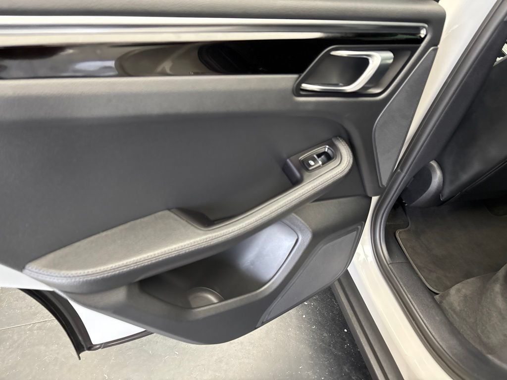 Certified 2023 Porsche Macan AWD/4WD image 18