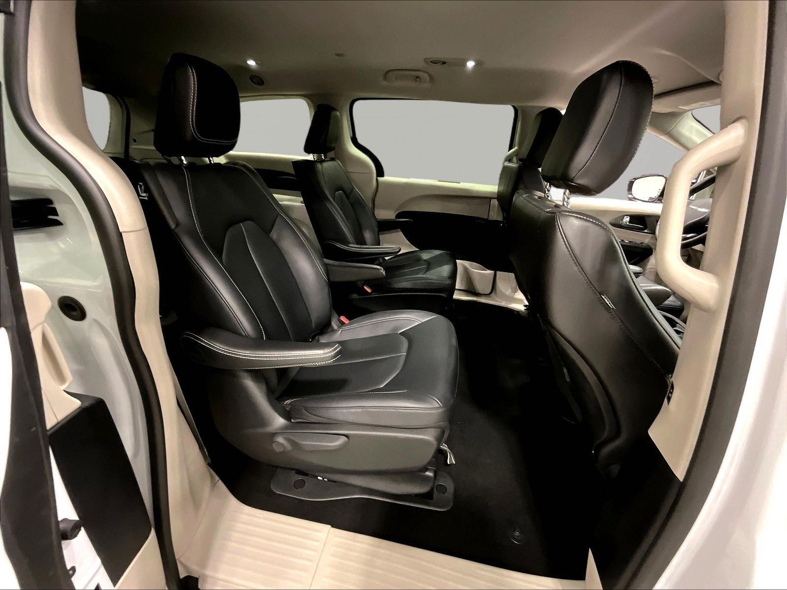 Used 2024 Chrysler Pacifica Limited FWD image 25