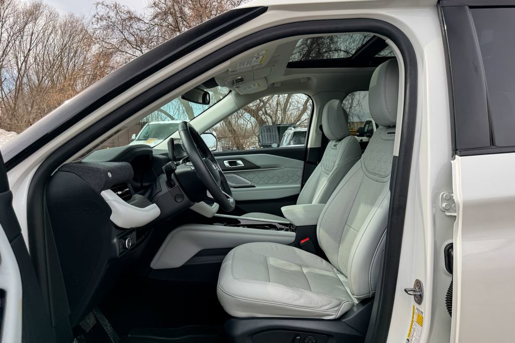 Certified 2025 Ford Explorer Platinum w/ Ultimate Package image 28