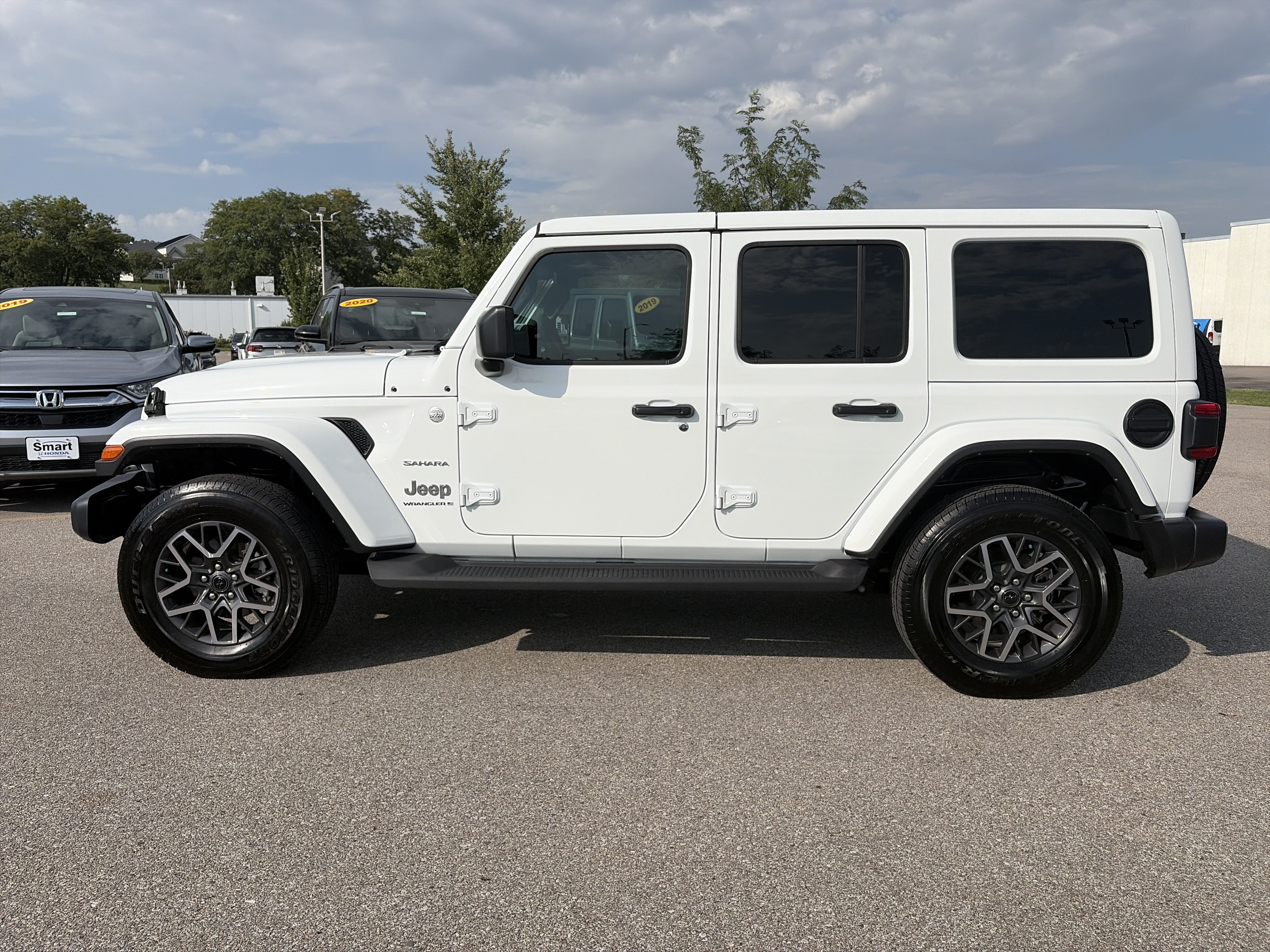 Used 2024 Jeep Wrangler Unlimited Sahara w/ Technology Group AWD/4WD image 8
