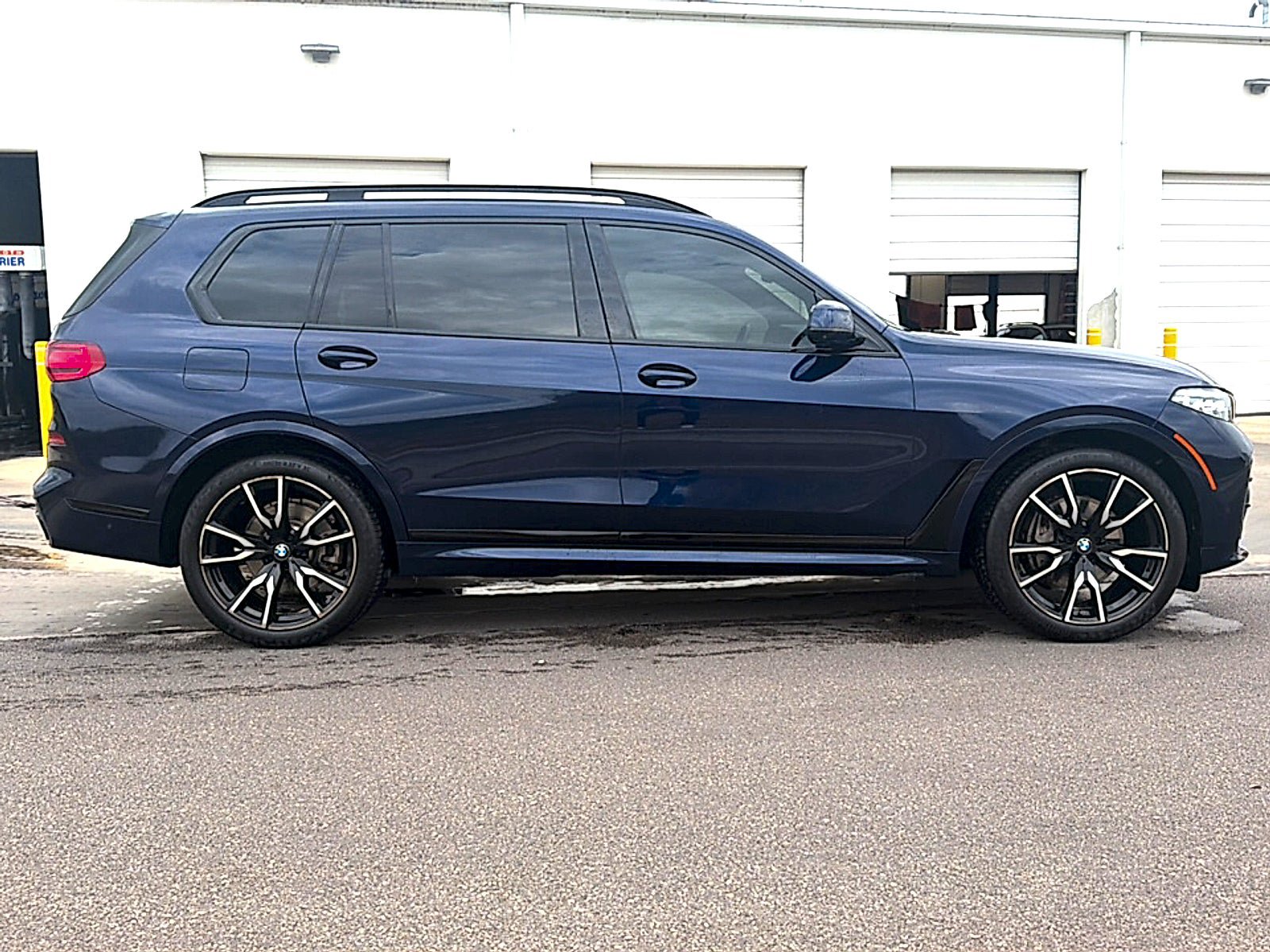 Used 2022 BMW X7 xDrive40i w/ M Sport Package AWD/4WD image 5