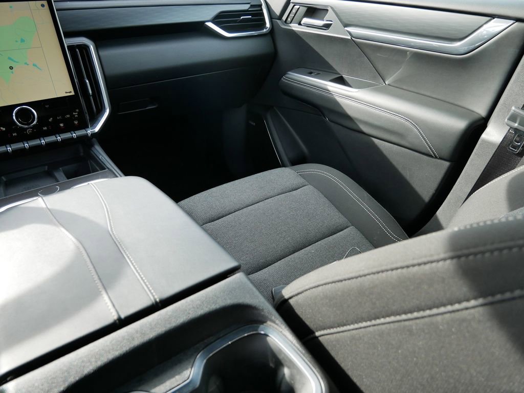 Used 2025 GMC Acadia Elevation image 15