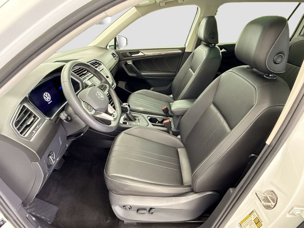 Used 2023 Volkswagen Tiguan SE w/ Panoramic Sunroof Package FWD image 17