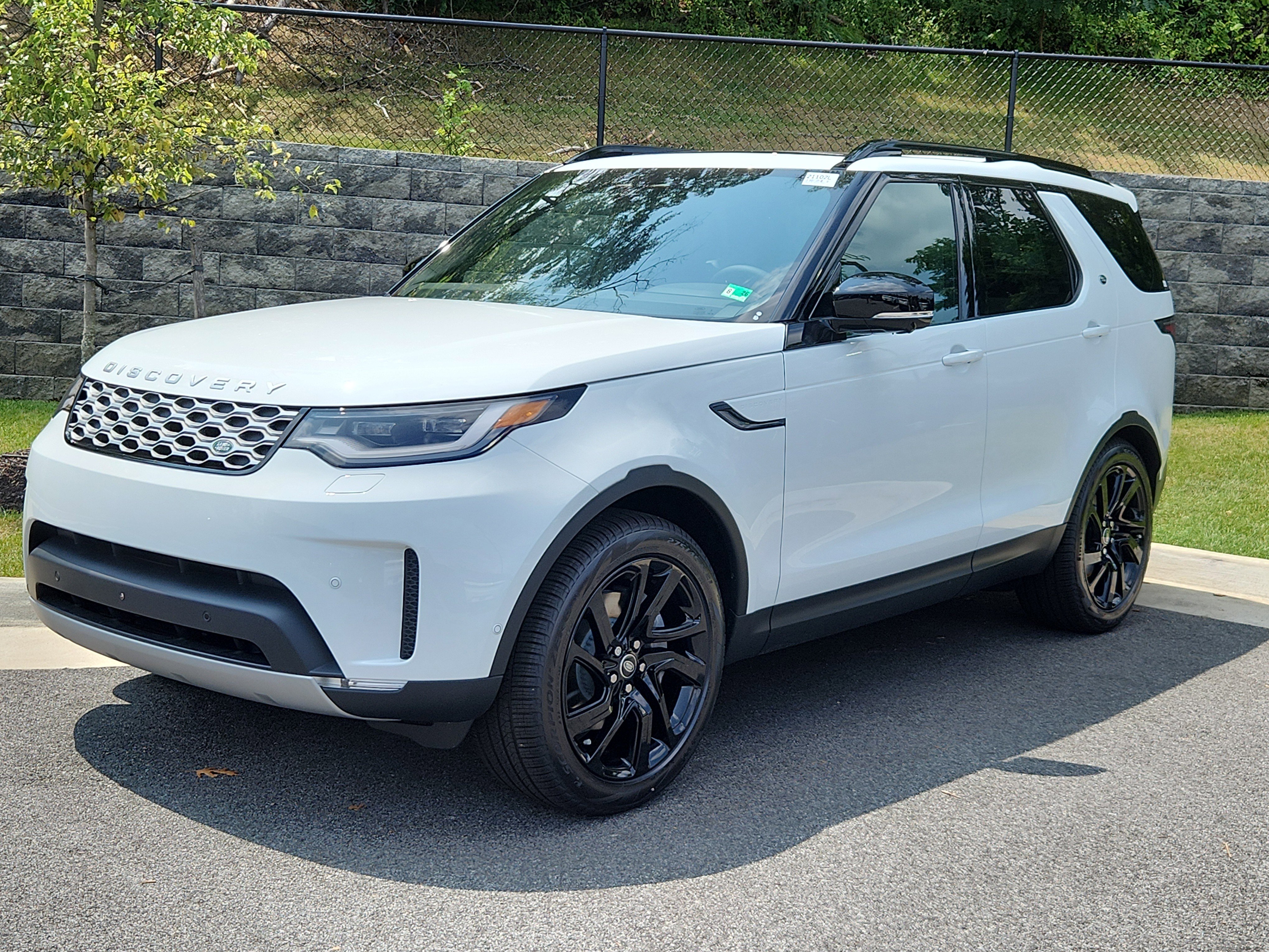 New 2025 Land Rover Discovery S image 1