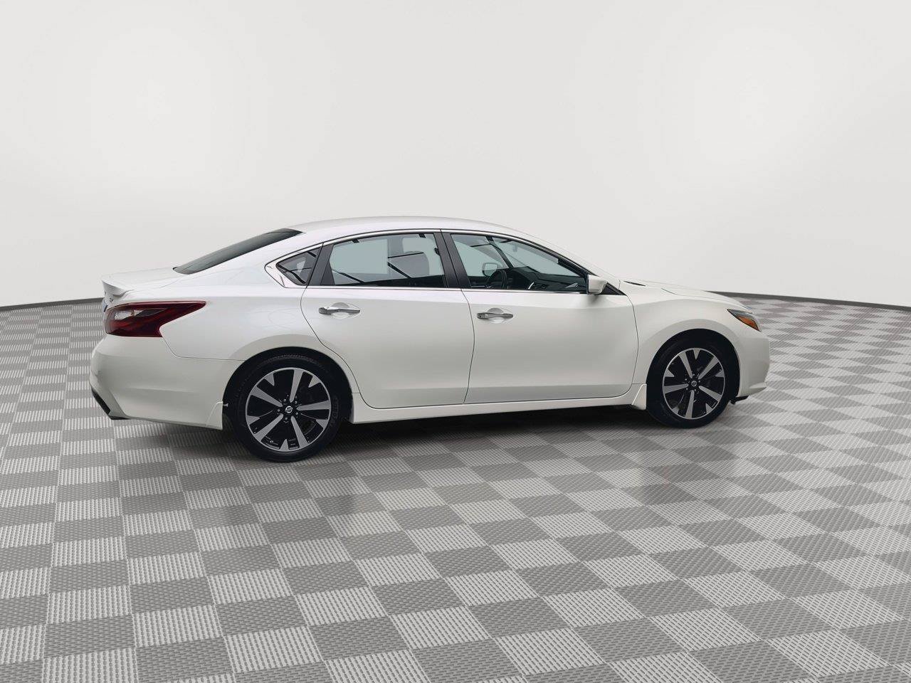 Used 2018 Nissan Altima 2.5 SR FWD image 32