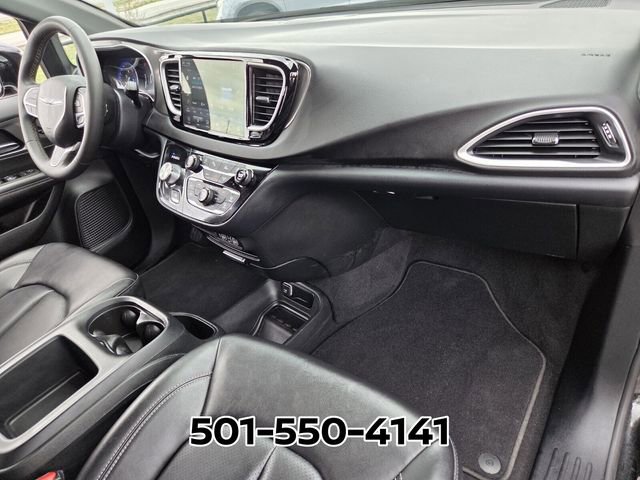 Used 2025 Chrysler Pacifica Select image 16