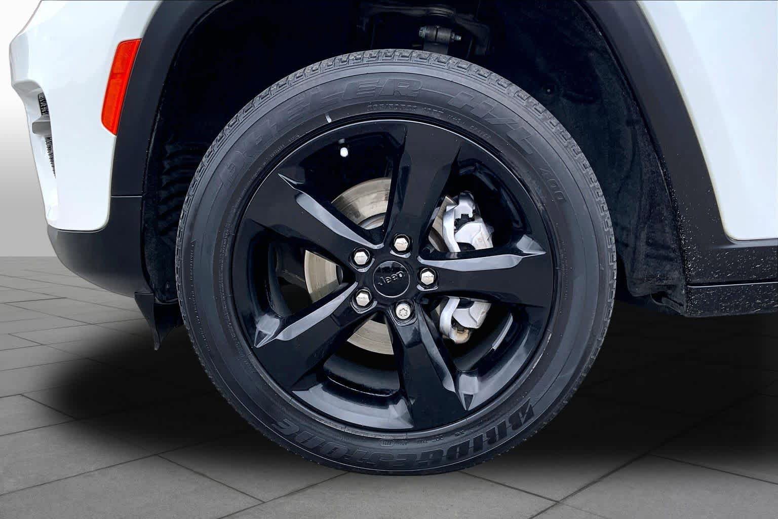 Used 2022 Jeep Grand Cherokee Altitude AWD/4WD image 11