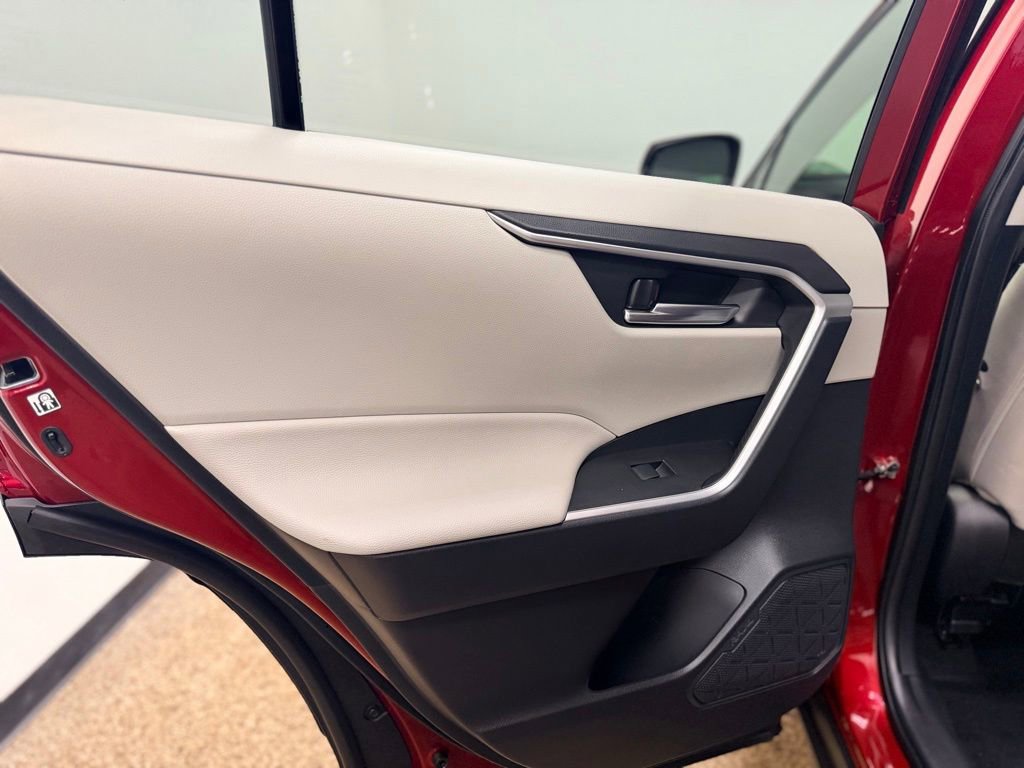 Used 2020 Toyota RAV4 XLE w/ Convenience Package AWD/4WD image 21