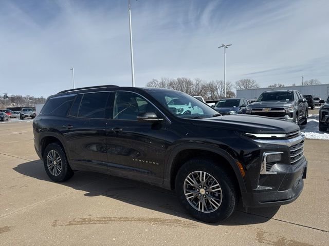 Used 2025 Chevrolet Traverse LT image 1