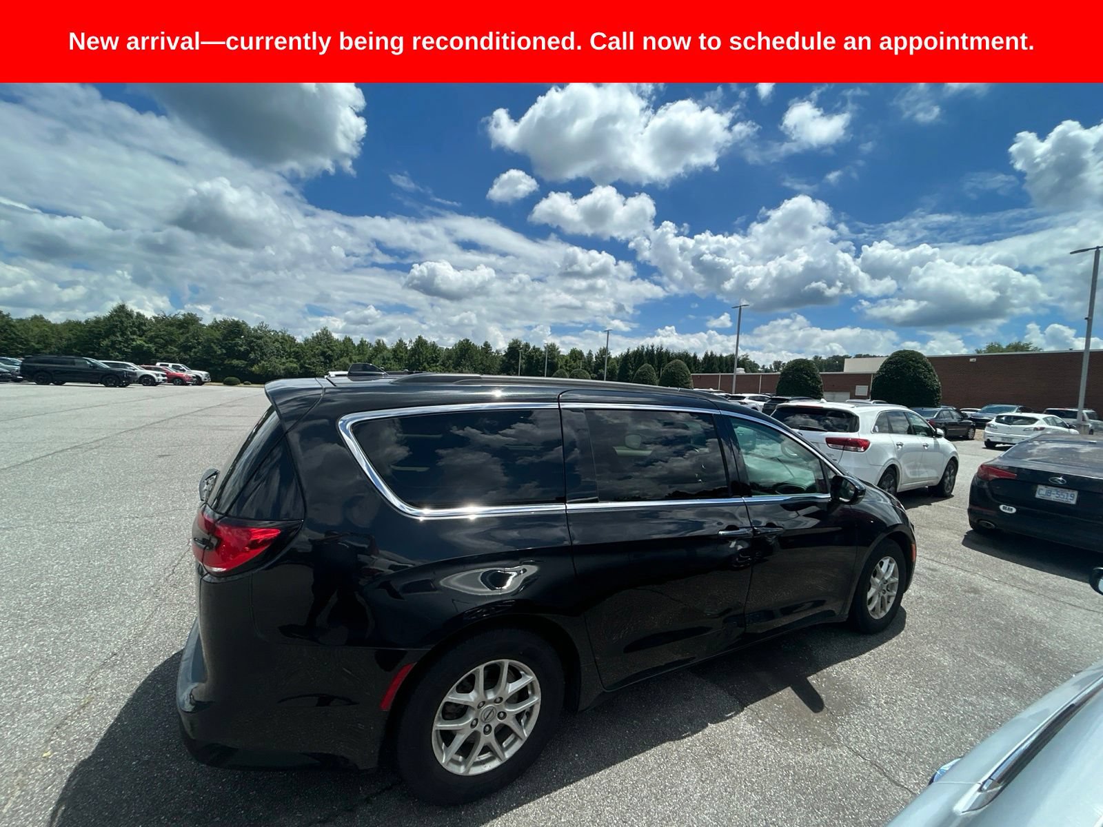 Used 2022 Chrysler Pacifica Touring-L FWD image 4