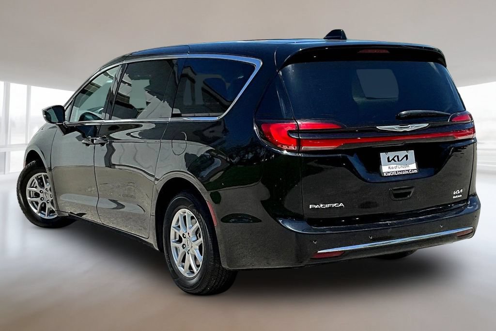 Used 2024 Chrysler Pacifica Touring-L FWD image 4