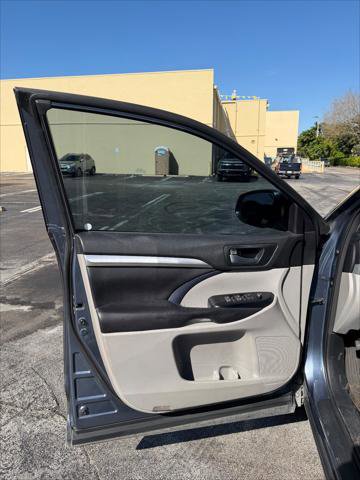 Used 2016 Toyota Highlander XLE image 23