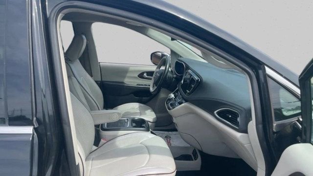 Used 2020 Chrysler Pacifica Limited FWD image 15