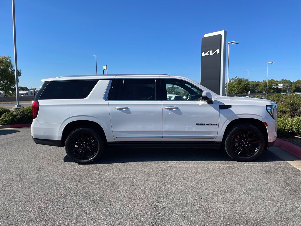 Used 2024 GMC Yukon XL Denali w/ Advanced Technology Package AWD/4WD image 9