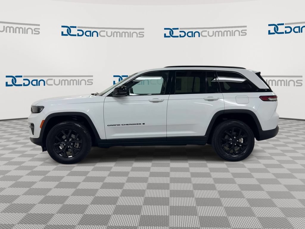 Used 2025 Jeep Grand Cherokee Altitude AWD/4WD image 5