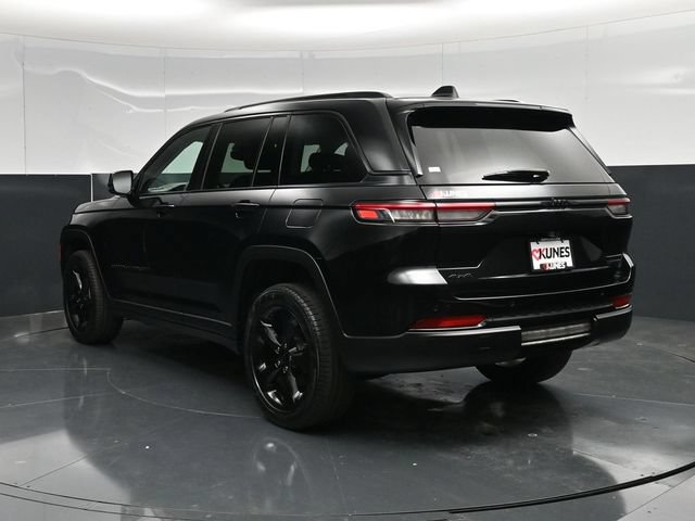 Used 2023 Jeep Grand Cherokee Limited w/ Black Appearance Package AWD/4WD image 12