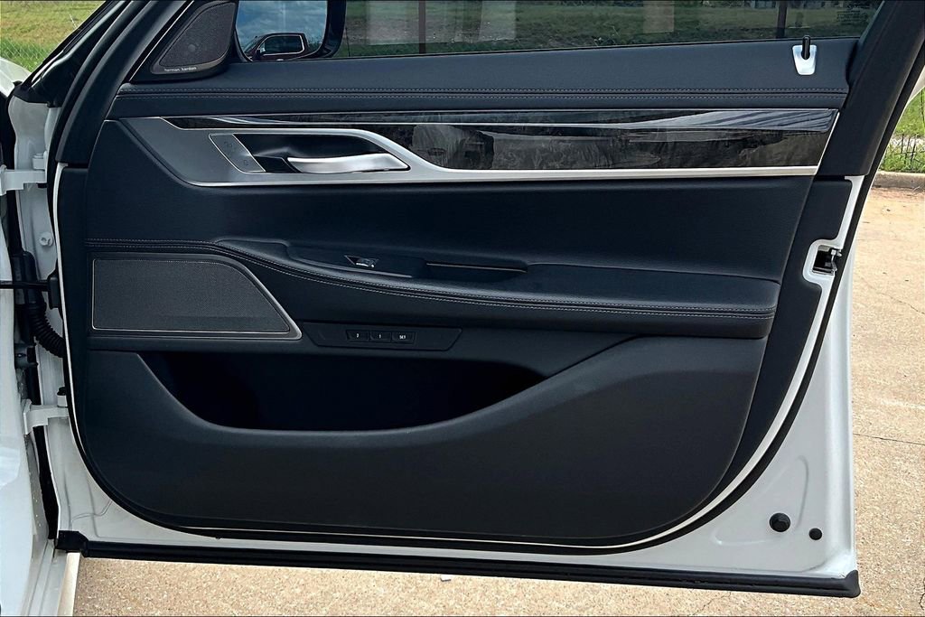 Used 2022 BMW 740i w/ M Sport Package image 22