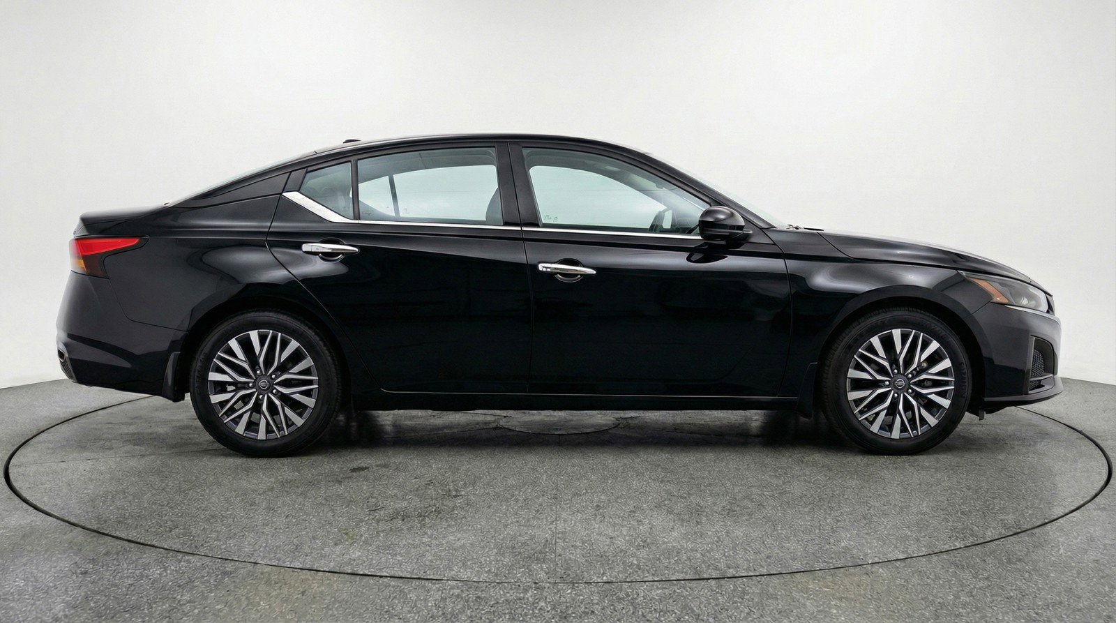 Used 2025 Nissan Altima 2.5 SV FWD image 11