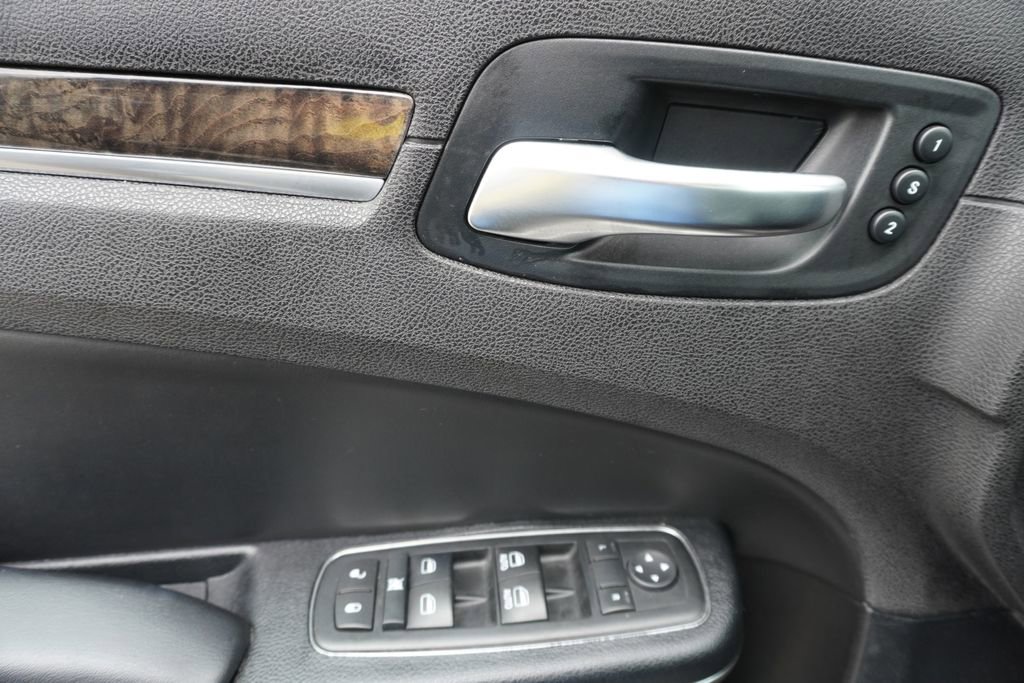 Used 2016 Chrysler 300 C RWD image 9
