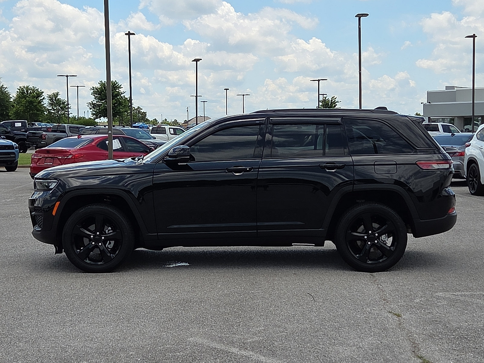Used 2024 Jeep Grand Cherokee Altitude AWD/4WD image 3