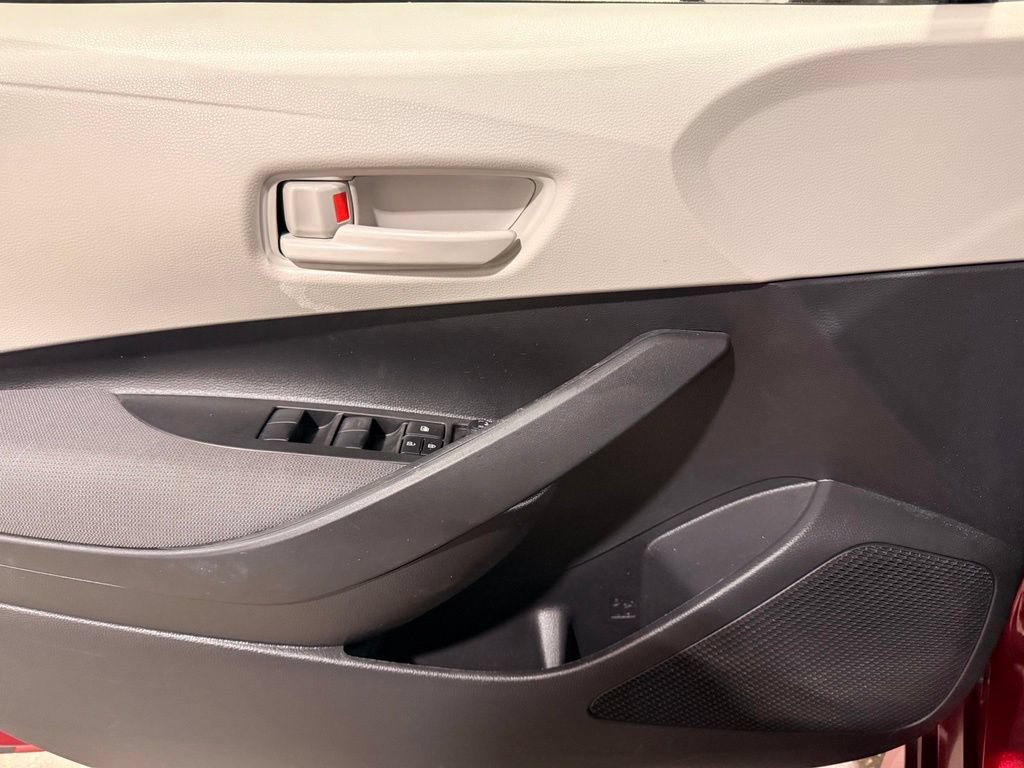 Used 2025 Toyota Corolla LE FWD image 12