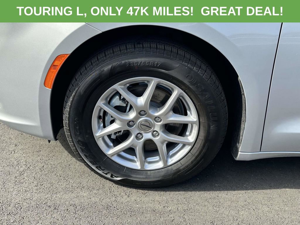 Used 2024 Chrysler Pacifica Touring-L FWD image 30