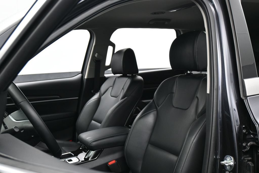 Used 2025 Kia Telluride LX FWD image 10
