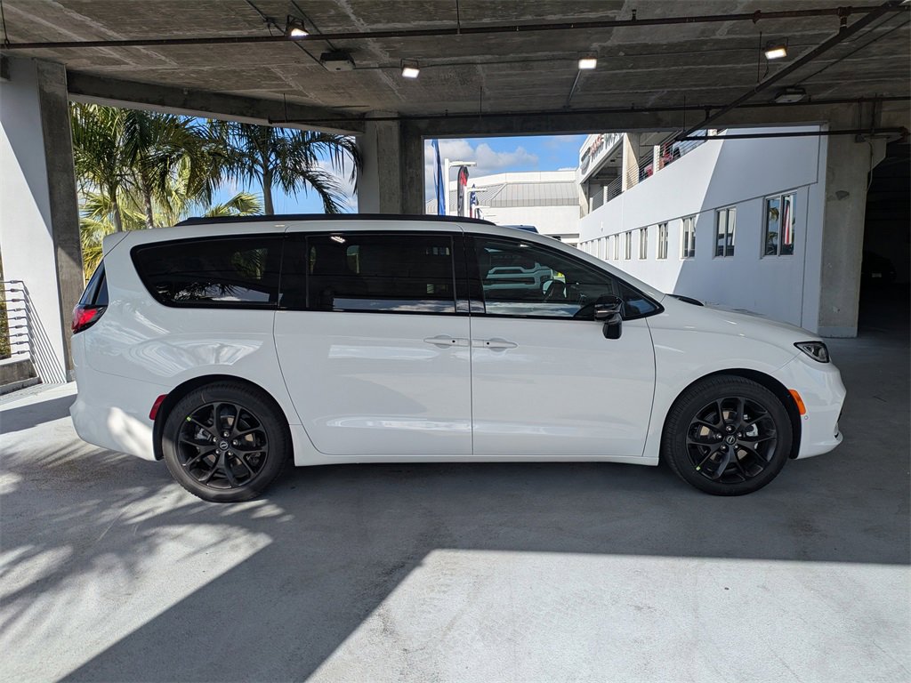 New 2026 Chrysler Pacifica Select image 4