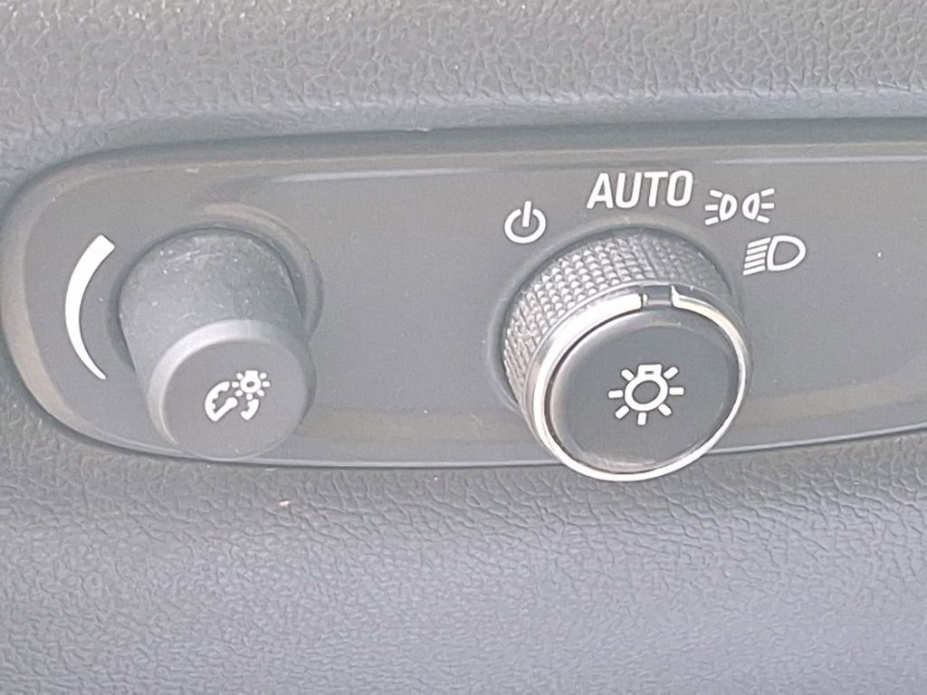 Used 2023 Chevrolet Traverse Premier image 34