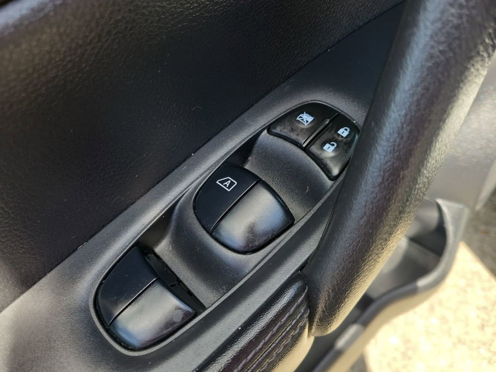 Used 2019 Nissan Rogue SV w/ Premium Package FWD image 12