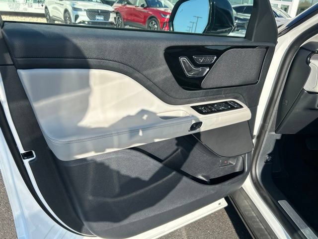 New 2026 Lincoln Aviator AWD image 13