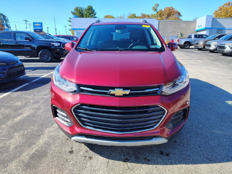 Used 2021 Chevrolet Trax LT w/ Driver Confidence Package FWD image 2