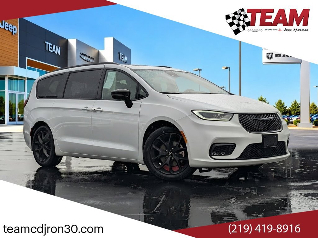 Used 2025 Chrysler Pacifica Limited FWD image 1