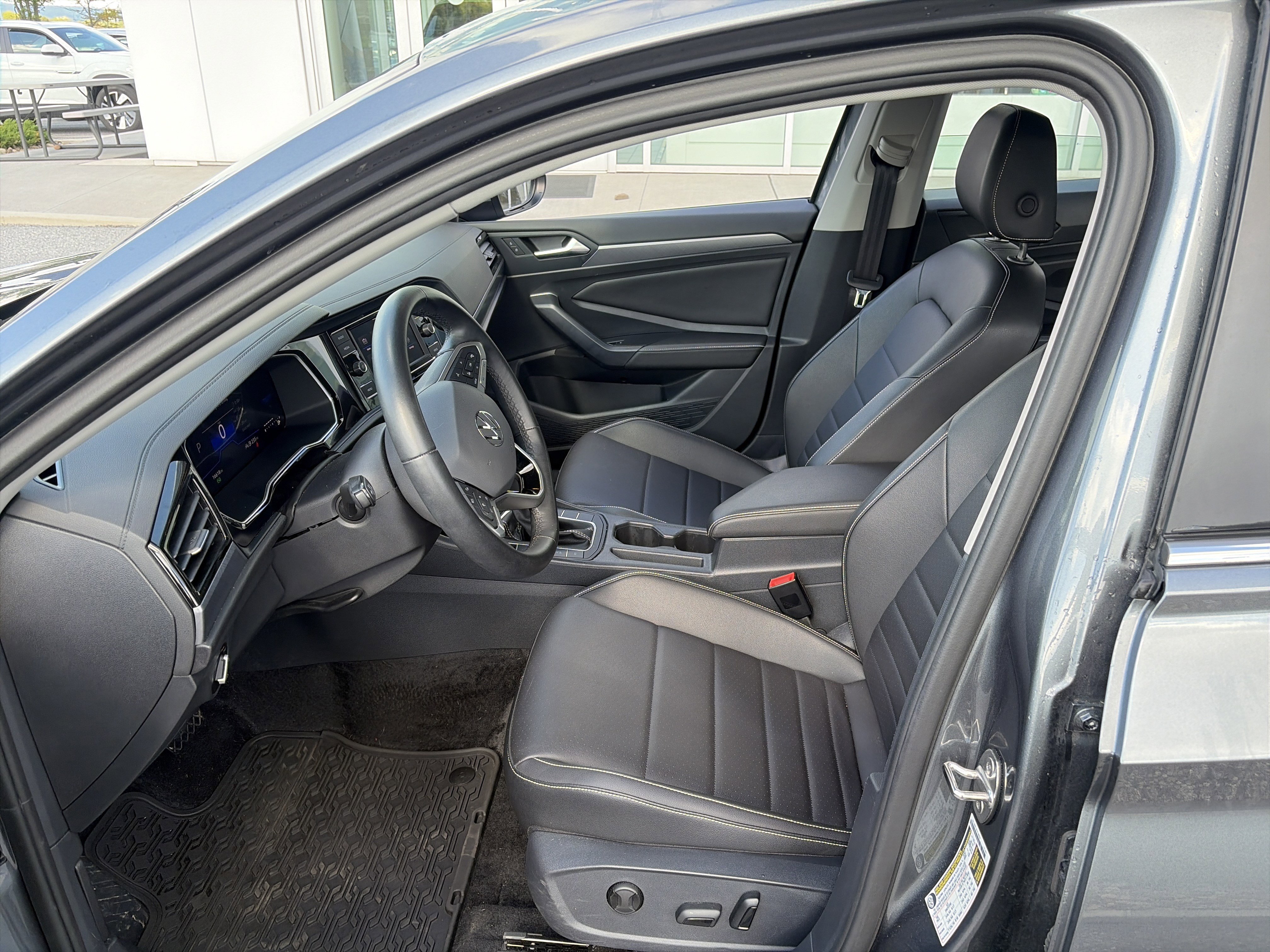Used 2024 Volkswagen Jetta SE FWD image 17